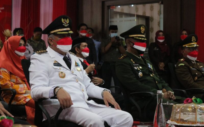 Bupati Pinrang Irwan Hamid bersama unsur Forum Komunikasi Pimpinan Daerah mengikuti Upacara Peringatan Detik-detik Proklamasi secara vitual, Selasa 17 Agustus 2021.