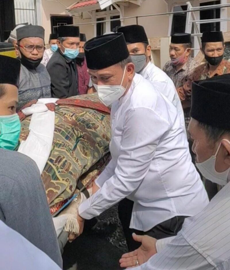 Bupati Wajo H. Amran Mahmud
 Turut Angkat Jenazah Gurutta Andi Syahrulyali Menuju Masjid Agung ummul Qura Sengkang

