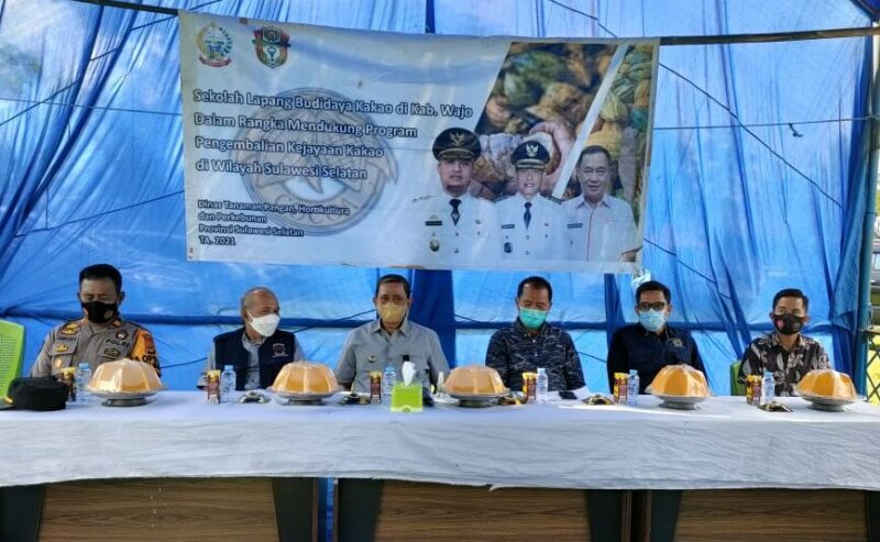 Bupati Wajo H. Amran Mahmud diacara sela-sela penutupan Sekolah Lapang Budidaya Kakao Kabupaten Wajo, Ahad, 8 Agustus 2021 di Desa Tobatang Kecamatan Pammana