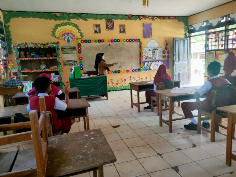Sekolah di Kabupaten Pinrang mulai memberlakukan proses belajar mengajar tatap muka di kelas, baik untuk tingkat SD,SMP, hingga SMA-SMK hari ini 9 Agustus 2021 dengan protokol kesehatan yang ketat
