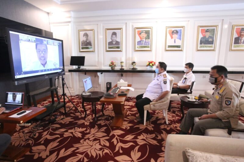  Sekprov Sulsel saat mengikuti secara virtual, rapat terkait PPKM bersama Dirjen Bina Keuangan Daerah Kemendagri, Moch Adrian. --Foto Humas--