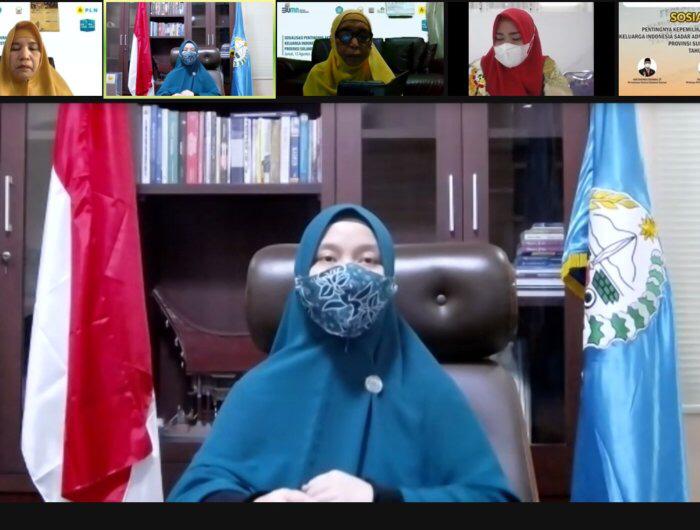 Pelaksana Tugas Ketua Tim Penggerak PKK Sulsel, Naoemi Octarina membuka Sosialisasi Pentingnya Kepemilikan Akta Kelahiran untuk Keluarga Indonesia Sadar Administrasi Kependudukan (KISAK) Provinsi Sulsel, yang dilaksanakan secara virtual, Jumat, 13 Agustus 2021.