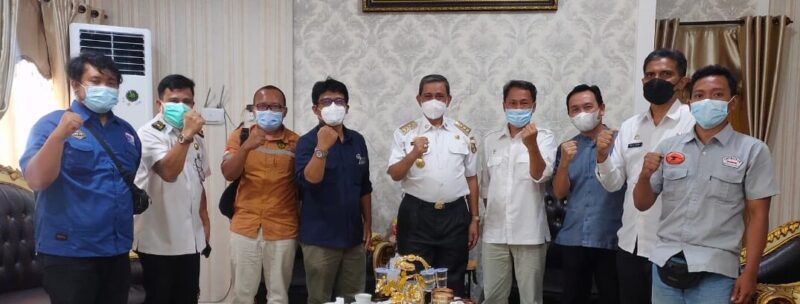 Bupati Wajo, Amran Mahmud menerima kunjungan Team Leader PT Solusi Energi Nusantara (SENA), Efendi yang didampingi pihak PT Perusahaan Gas Negara (PGN) dan Kepala Bidang Infrastruktur dan Kewilayahan Bappelitbanda Kabupaten Wajo, Rudianto, Rabu 18 Agustus 2021 kemarin