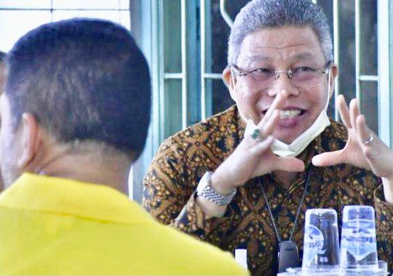 Ketua Golkar Sulsel Taufan Pawe saat memberikan keterangan pers di warkop
