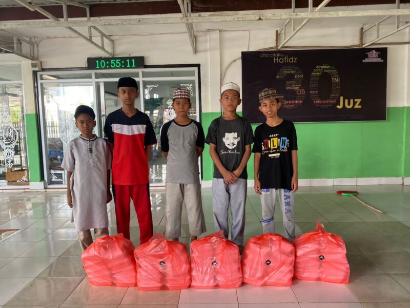 Tepi Sawah Sidrap membagikan nasi kotak Jumat berkah ke Pondok Tahfiz Annur di Amparita Kabupaten Sidrap Jumat 20 Agustus 2021