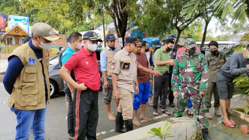 Bupati Wajo H. Amran Mahmud, Wakil Bupati Wajo, Amran, Ketua DPRD Wajo, Andi Muhammad Aluddin Palaguna, Dandim 1406 Wajo, Letkol Inf Muhamad Juanda Dinata, Anggota DPRD Wajo, Sudirman Meru, dan Direktur PDAM, Andi Dedi mengunjungi  beberapa titik lokasi banjir akibat hujan deras semalaman Sabtu, 28 Agustus 2021