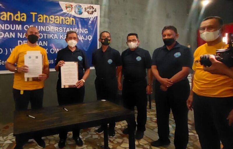 Penandatanganan Memorandum of Understanding (MoU) oleh BNK Wajo Wajo Max Owner's (WMO) dalam rangka pemberantasan Narkoba Rabu (18/8/2021) malam, di halaman basecamp WMO di Sengkang