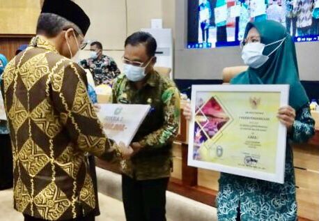 Walikota Pare-pare Taufan Pawe ketika menyerahkan hadiah hasil lomba Kelurahan tingkat Kota Parepare.