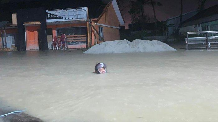 Suasana banjir di wilayah Radda dan Masamba Lutra yang merupakan  banjir akibat luapan sungai Larongkong