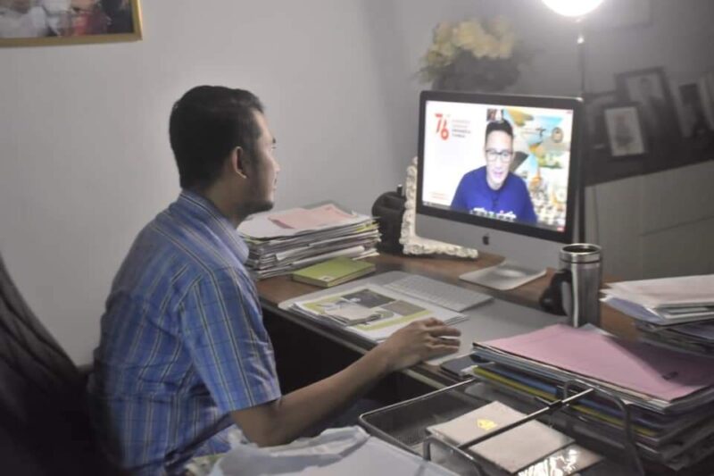Foto Bupati Sinjai Andi Seto Asapa saat mengikuti Webinar Nasional UMSi dari Rumah Jabatannya di Jalan Persatuan Raya Sinjai, Rabu 11 Agustus 2021. Dalam kesempatan itu, Bupati ASA merupakan salah satu pembicara utama dan memaparkan inovasi pelayanan publik Pemkab Sinjai. (Doc/Afdhal Idrus)