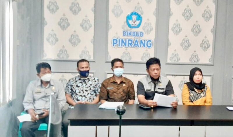 Sekdis Pendidkan dan Kebudayaan di dampingi Kabid Pendidikan Dasar dan koordinator Tim Tehnis kabupaten Pinrang memimpin Rapat koordinasi  Asesmen Nasional Berbasis Komputer (ANBK) Berlangsung secara virtual  di ruang rapat Dikbud Pinrang.