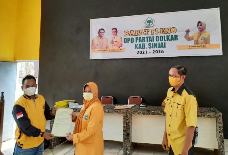 Ketua DPD Kabupaten Sinjai,  Andi Kartini Ottong ketika menyerahkan SK secara simbolis kepada Muhammad Taufan yang mewakili kaum milenial di kepengurusan Partai Golkar Sinjai