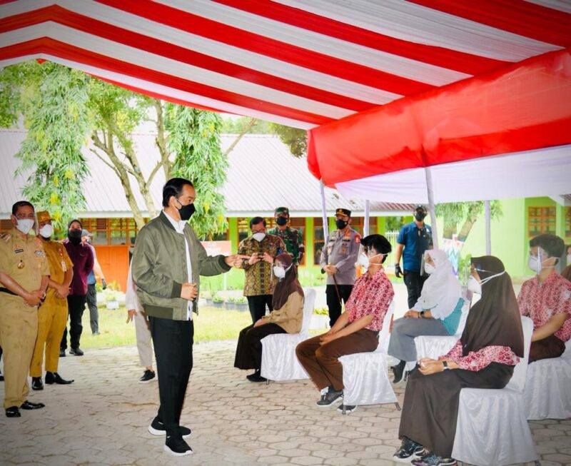 Presiden RI Jokowi didamping Plt Gubernur Sulsel Andi Sudirman Sulaiman dan Bupati Wajo H. Amran Mahmud meninjau vaksinasi massal di SMAN 3 Wajo Kamis, 9 September 2021.(Foto: BPMI Setpres/Rusman)