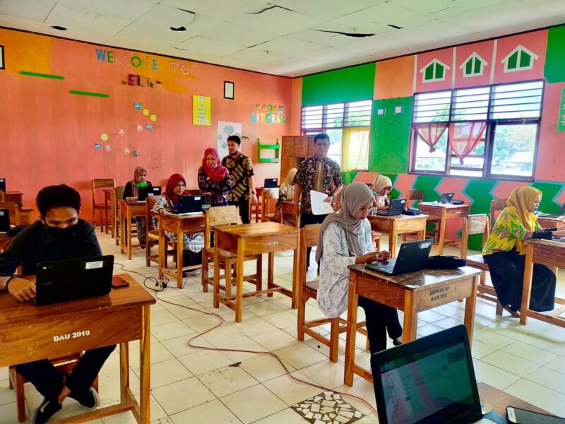 Simulasi ANBK yang dilaksanakan di SMP Satu Atap Bonne di dampingi masing-masing Proktor dan Teknisi sekolah SMP Satu Atap Bonne, kecamatan Patampanua Pinrang