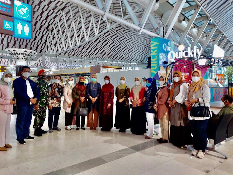 Darma Wanita Kemenpora Hj Nadiah Zainuddin Amali Hadir ke Makassar untuk Tinjau Vaksinasi Untuk Negeri
