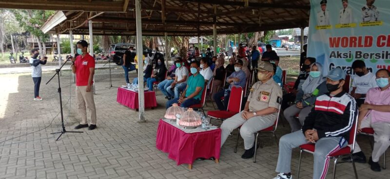 Kepoala DLHD Wajo Andi MUh. Baso Iqbal memberikan laporan  terkait aksi bersih-bersih sampah sedunia dihadapan Bupati Wajo H. Amran Mahmud Sabtu, 18 September 2021 di Kawasan Rumah Adat Atakkae