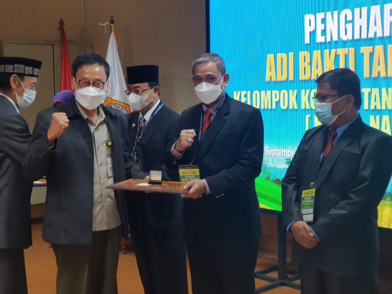 Bupati Wajo H. Amran Mahmud menerima Penghargaan pin emas 