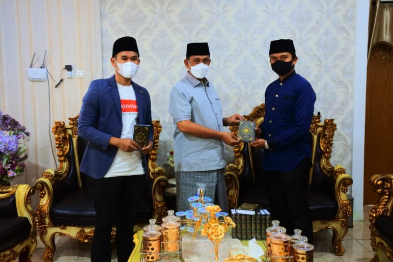 Bupati Wajo H. Amran Mahmud Terima Bantuan 800 Mushaf dari Para Dermawan