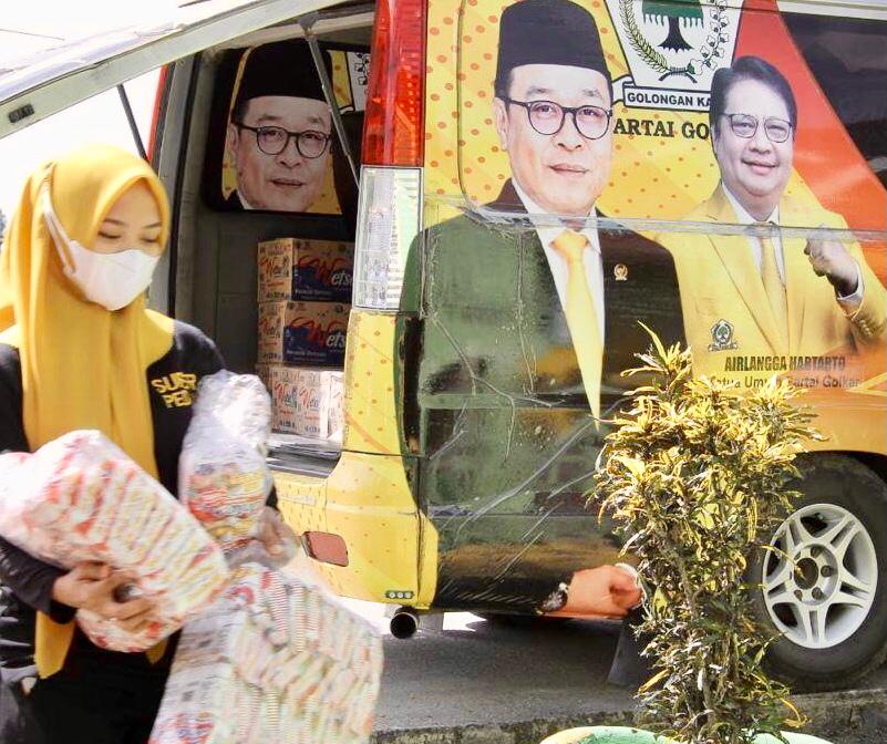 Tim Sukses Supriansa yang juga menjadi tim peduli korban bencana membagikan sembako kepada masyarakat korban banjir di Kabupaten Soppeng