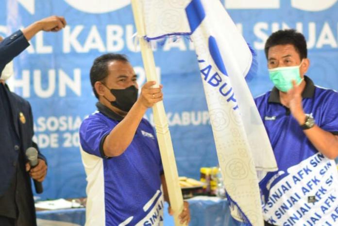 Haris Achmad kembali terpilih menjadi Ketua Asosiasi Futsal Kabupaten (AFK) Sinjai periode 2021-2025. Haris terpilih secara aklamasi pada kongres AFK yang dihadiri 22 pemilik suara di Hotel Grand Rofina Sinjai, Sabtu 11 September 2021