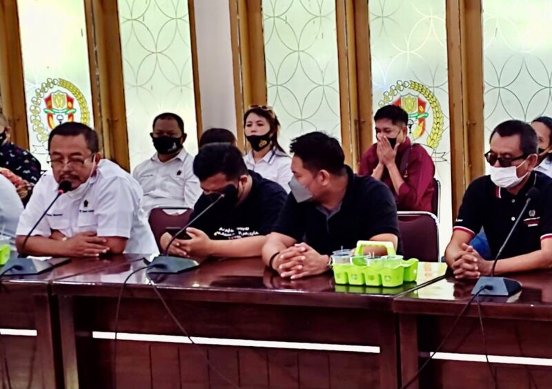 PHI Wajo saat melakukan aspirasi di DPRD Wajo terkait dengan pelayanan RSUD Lamaddukkelleng Sengkang. Tampak juga Ketua PWI Wajo H. Rukman Nawawi bersama sejumlah wartawan