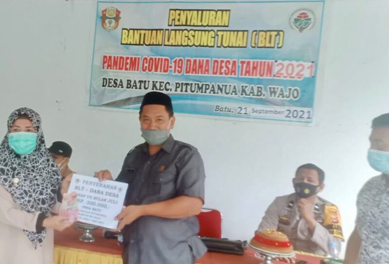 Desa Batu, kecamatan Pitumpanua telah melakukan penyaluran atau pembagian  BLT tahap 2 tahun 2021 di aula Desa Batu, Selasa 21 /9/2021.