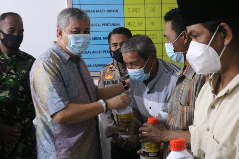 Bupati Pinrang menyerahkan bantuan pupuk cair kepada kelompok tani