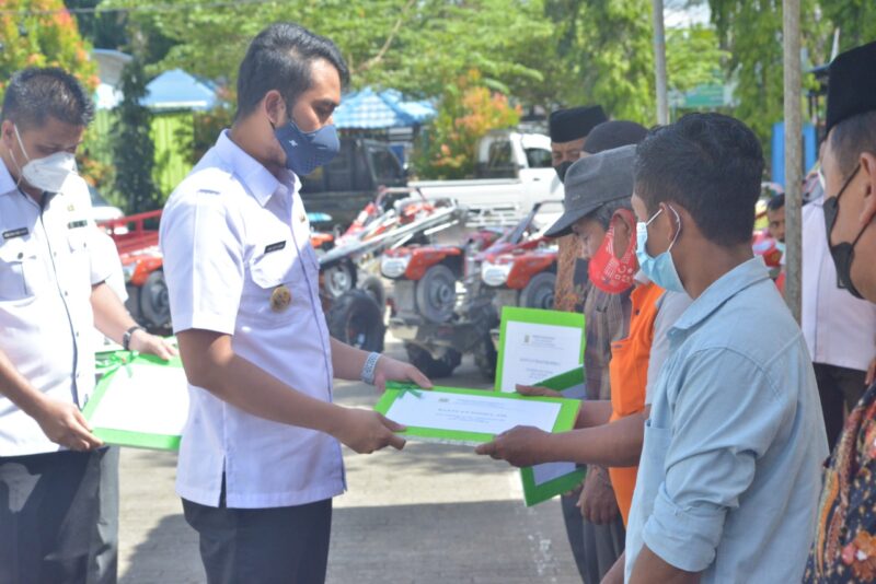 Bupati Sinjai Andi Seto Asapa bantuan sarana dan prasarana pertanian dari Pemerintah Kabupaten (Pemkab) Sinjai kepada kelompok tani di Halaman kantor gabungan dinas Jalan Persatuan Raya Sinjai, Rabu (1/9/2021)