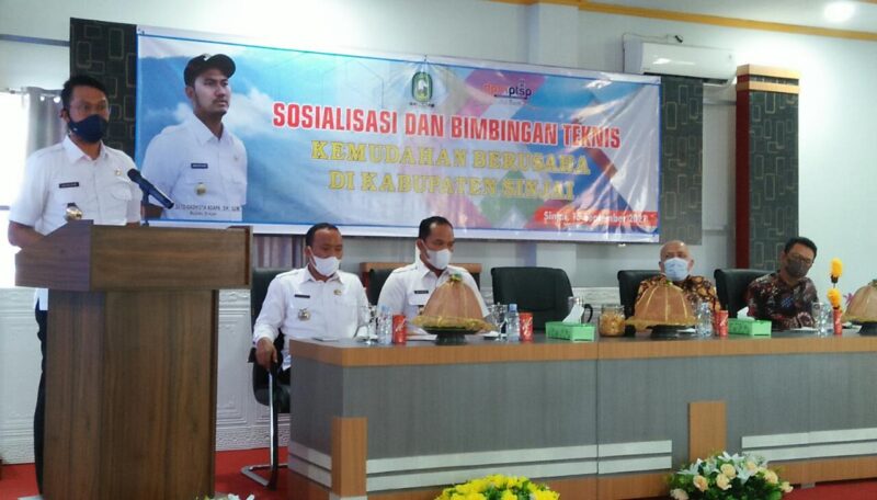 Bupati Sinjai Andi Seto Asapa (ASA) membuka Sosialisasi dan Bimbingan Teknis Kemudahan Berusaha bagi pelaku usaha di Kabupaten Sinjai di Aula Pertemuan Wisma Sanjaya Putra, Rabu (15/9/2021)