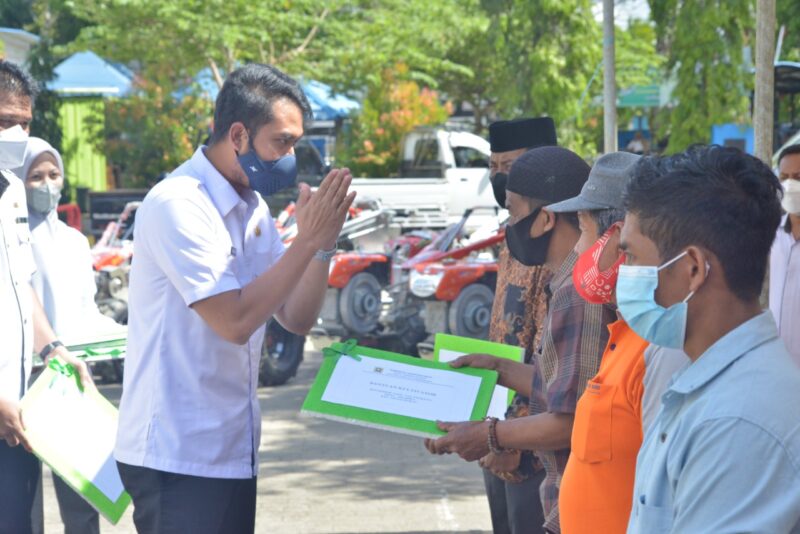 Bupati Sinjai Andi seto Asapa menyerahkan  bantuan Alsintan untuk Petani