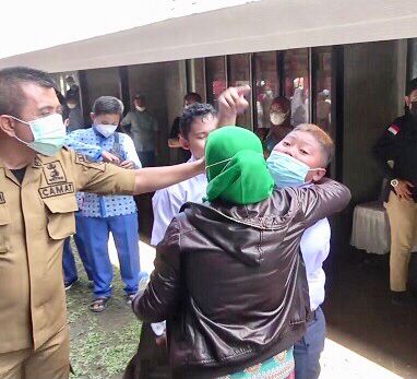 Vaksinasi siswa di Gowa mendapat pengawalan dari gurunya, karena banyak dari siswa itu tidak mau divaksin