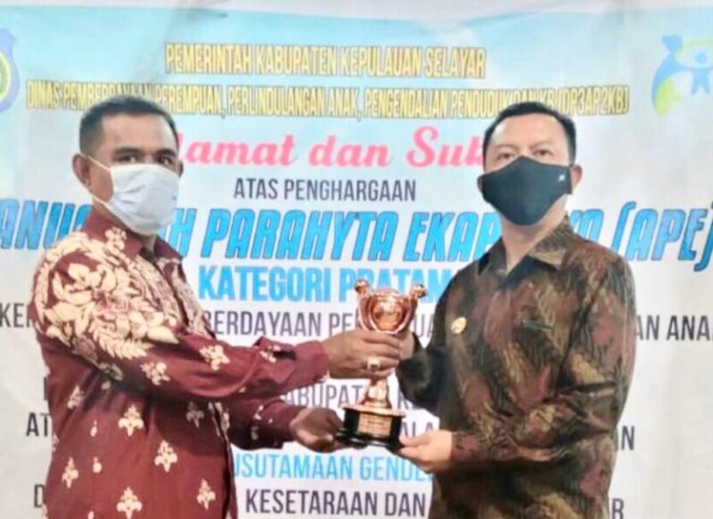 Bupati Kep. Selayar menerima penghargaan Anugerah Parahita Ekapraya tahun 2020 dari Kementerian Pemberdayaan Perempuan dan Perlindungan Anak Republik Indonesia yang diserahkan Kadis DP3AP2KB