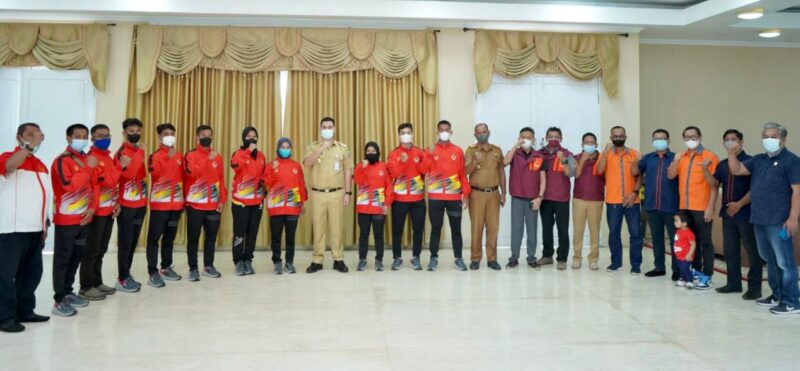 Bupati Pangkep Muhammad Yusran Lalogau(MYL) melepas keberangkatan atlet dan pelatih yang akan berangkat mengikuti pekan olahraga nasional(PON) Papua