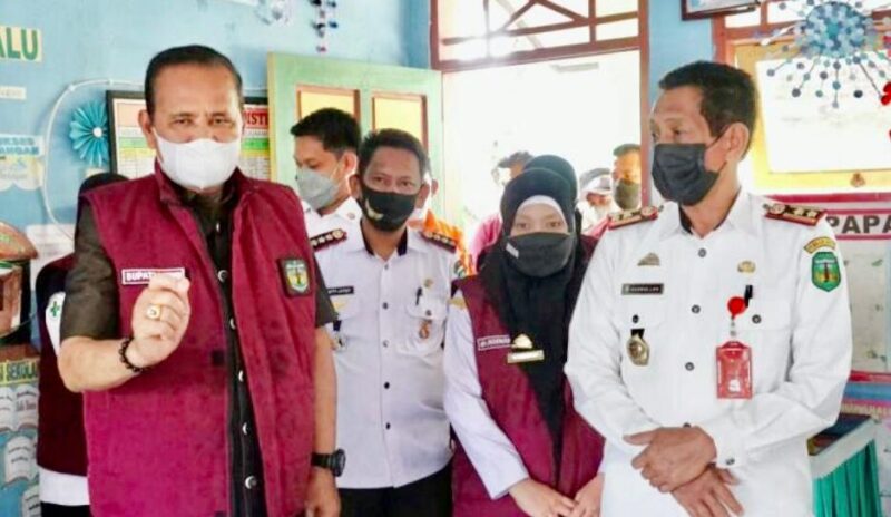 Bupati Luwu Basmin Mattayang meninjau sekolah untuk memastikan pembelajaran tatap muka dengan protokol kesehatan