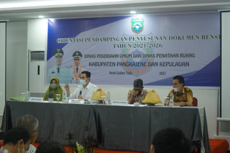 Bupati Pangkep Muhammad Yusran Lalogau(MYL) memberikan sambutan dan membuka membuka orientasi pendampingan penyusunan doumen Renstra tahun anggaran 2021-2026 dinas pekerjaan umum(PU) dan dina penataan ruang, di salah satu hotel di Makassar, Kamis(16/9/21)
