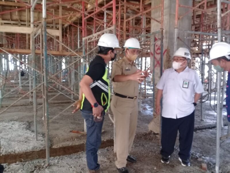 Bupati Wajo H. Amran Mahmud didampingi Kepala Balai Prasarana Permukiman Wilayah Sulsel, Ahmad Asiri Tinjau Progres Pembangunan Pasar Tempe