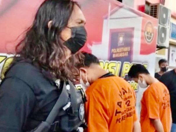  Anggota Jatanras Satuan Reserse Kriminal (Satreskrim) Polrestabes Makassar meringkus dua pelaku pembobol dan pencurian  di Balaikota Makassar Sulsel