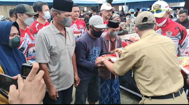Harley-Davidson Club Indonesia (HDCI) melakukan touring jelajah nusantara di Kabupaten Wajo,Sulawesi Selatan dan memberikan bantuan beras kepada korban banjir di Kecamatan Pitumpanua