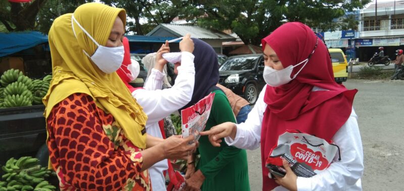 Pengurus PMI Kabupaten Sinjai meberikan Edukasi Prokes dan membagikan masker kepada masyarakat dalam rangka HUT PMI ke 76