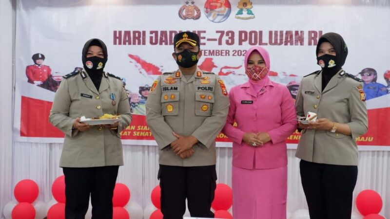 Polwan senior Polres Wajo berpose bersama Kapolres Wajo AKBP Muhammad Islam dan Ketua Bhayangkari Ny Ika Islam usai menerima tempeng pada syukuran Hari Jadi Polwan ke 73 di Aula Sandi Polres Wajo Rabu, 1 September 2021