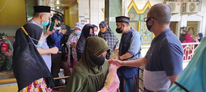 Santunan berupa beras dan uang tunai tersebut diserahkan Koordinator sumbangan Masjid At-taubah H. Nurdin didampingi Mediator Anak Yatim dan Dhuafa Ustad Muhammad Akbar Gunawan