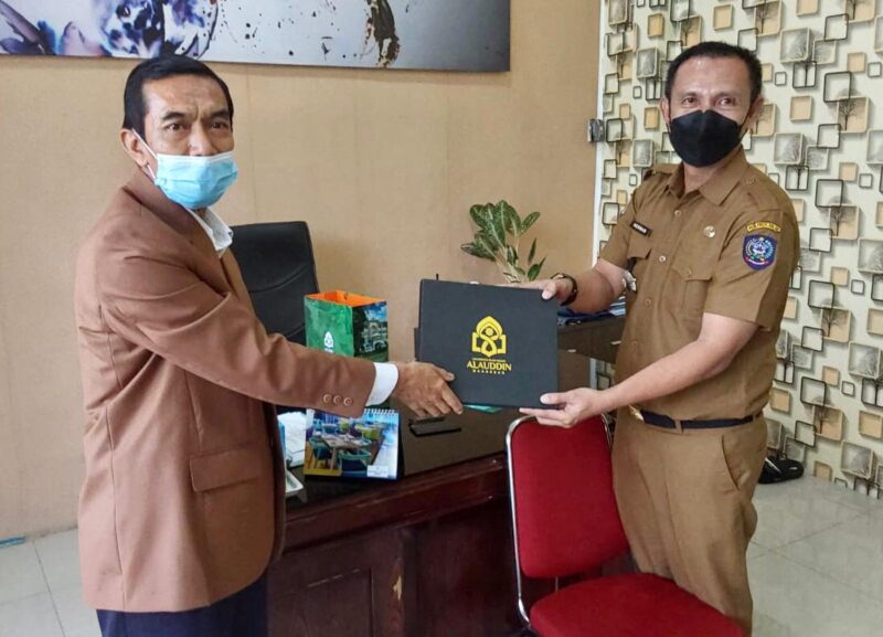 Ketua Jurusan Kessos Fakultas Dakwah dan Komunikasi, DR HM Ilham,M.Pd menyerahkan cindera mata kepada Kadis Sosial diwakili Kabid Perlinjamsos di ruang kerjanya.