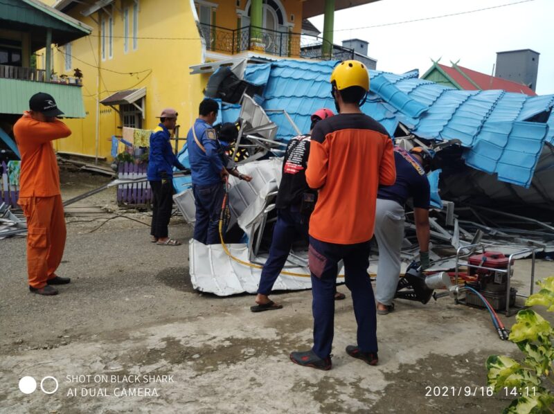 Tim Penanganan Bencana Wajo Respons Cepat Lakukan Evakuasi bencana Puting beliung di Kecamatan Takkalalla