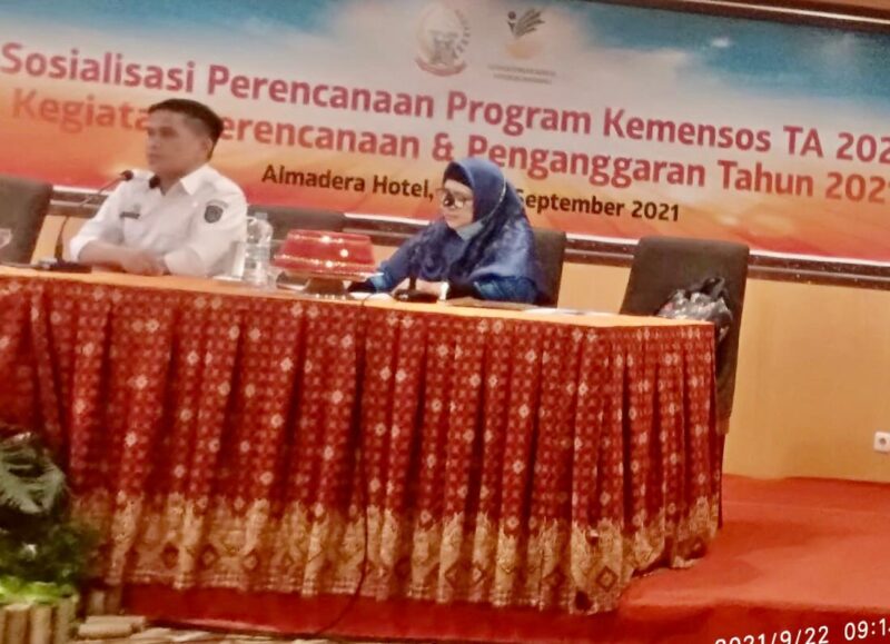 Kepala Bidang Anggaran Sakura memberikan materi sosialisasikan perencanaan program Kemensos