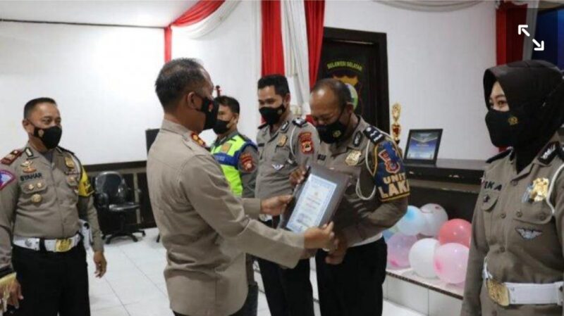 Kapolres Jeneponto menyerahkan penghargaan kepada empat personilS atlantas yang berprestasi. Penyerahan penghargaan tersebut saat acara  syukuran hari ulang tahun Lalulintas Bhayangkara ke 66 tahun 2021,di Aula Pesat Gatra Mapolres Jeneponto, Kamis 23 September 2021.