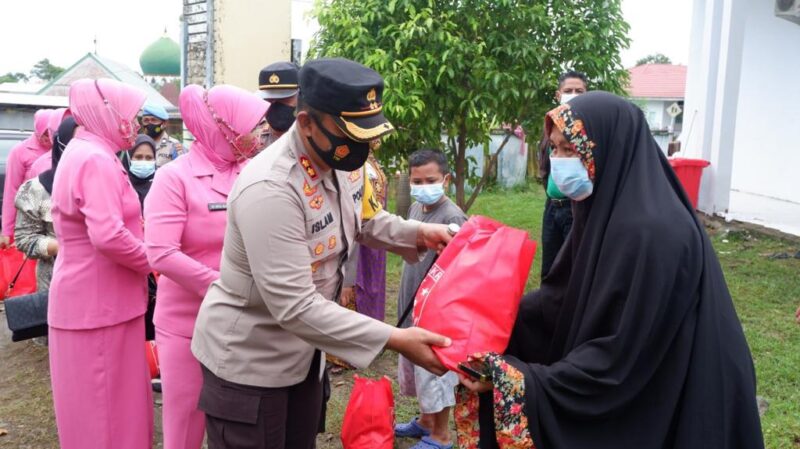 Kapolres Wajo AKBP Muhammad Islam Serahkan Bantuan Sembako Diposko Pengungsian Banjir.