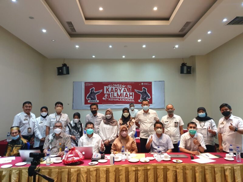 Para panitia lomba karya ilmiah kepahlawanan Dinas Sosial Provinsi Sulsel berfoto bersama dengan tim yuri lomba yang dilakukan secara daring dengan sejumlah Siswa siswi SMA dan SMK serta Madrasah Aliyah se Sulsel