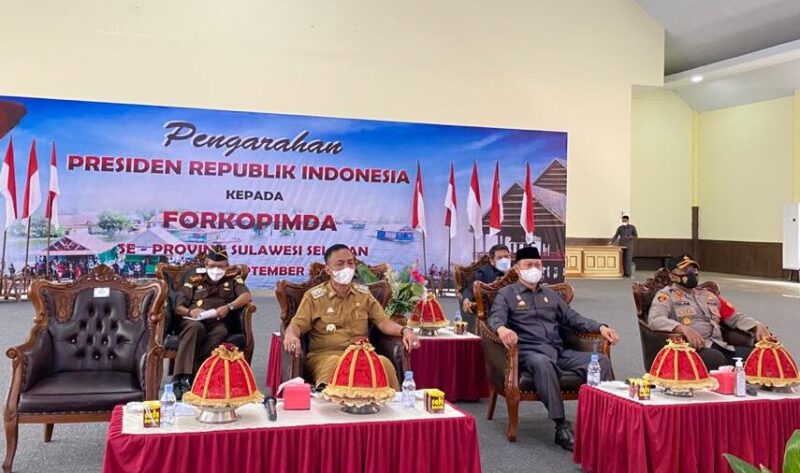 Wakil Bupati Wajo H. Amran SE bersama Ketua DPRD Wajo HA. Alauddin Palaguna dan Forkopimda mengikuti pengarahan Presiden RI melalui virtual