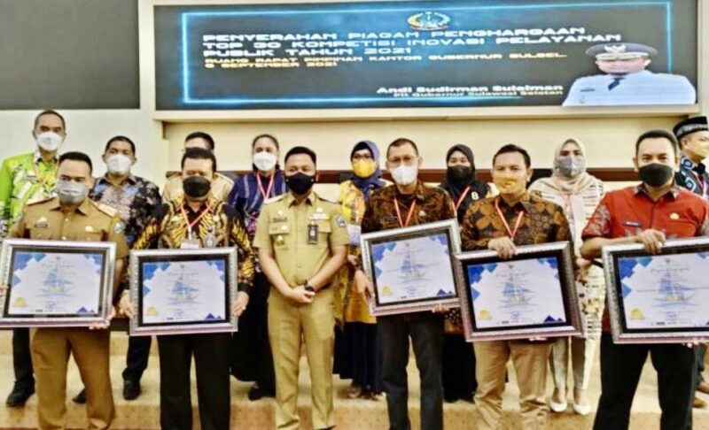 Dr Ilham Syah Azikin menerima piagam Penghargaan Top 30 Kompetisi Inovasi Pelayanan Publik Tahun 2021