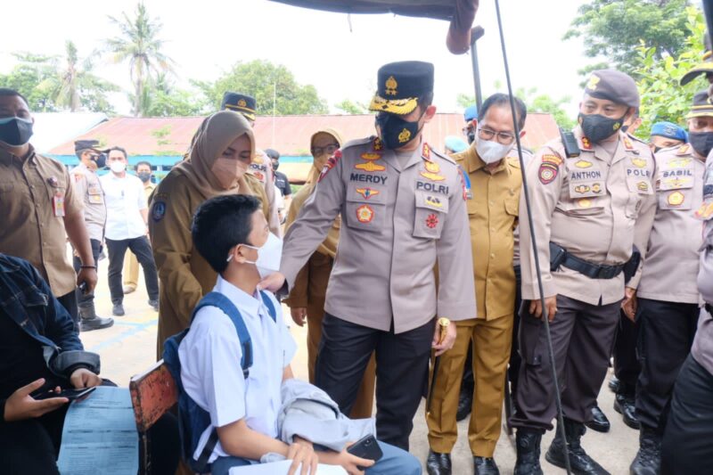 Kapolda Sulsel Irjen Pol Merdisyam meninjau langsung pelaksanaan vaksinasi massal dan bakti sosial yang digelar Alumni Akpol 1997 Wira Pratama di SMA Negeri 11 Makassar, Senin 20 September 2021
